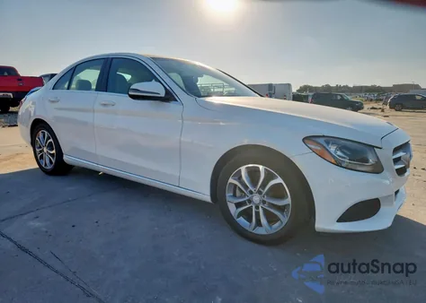 2017 Mercedes-Benz C 300 z USA, uszkodzony, nr VIN 55SWF4JB0HU201053